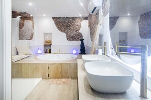 Ducha, secador de pelo, toallas y jabón
