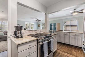 冰箱、微波炉、烤箱、炉灶