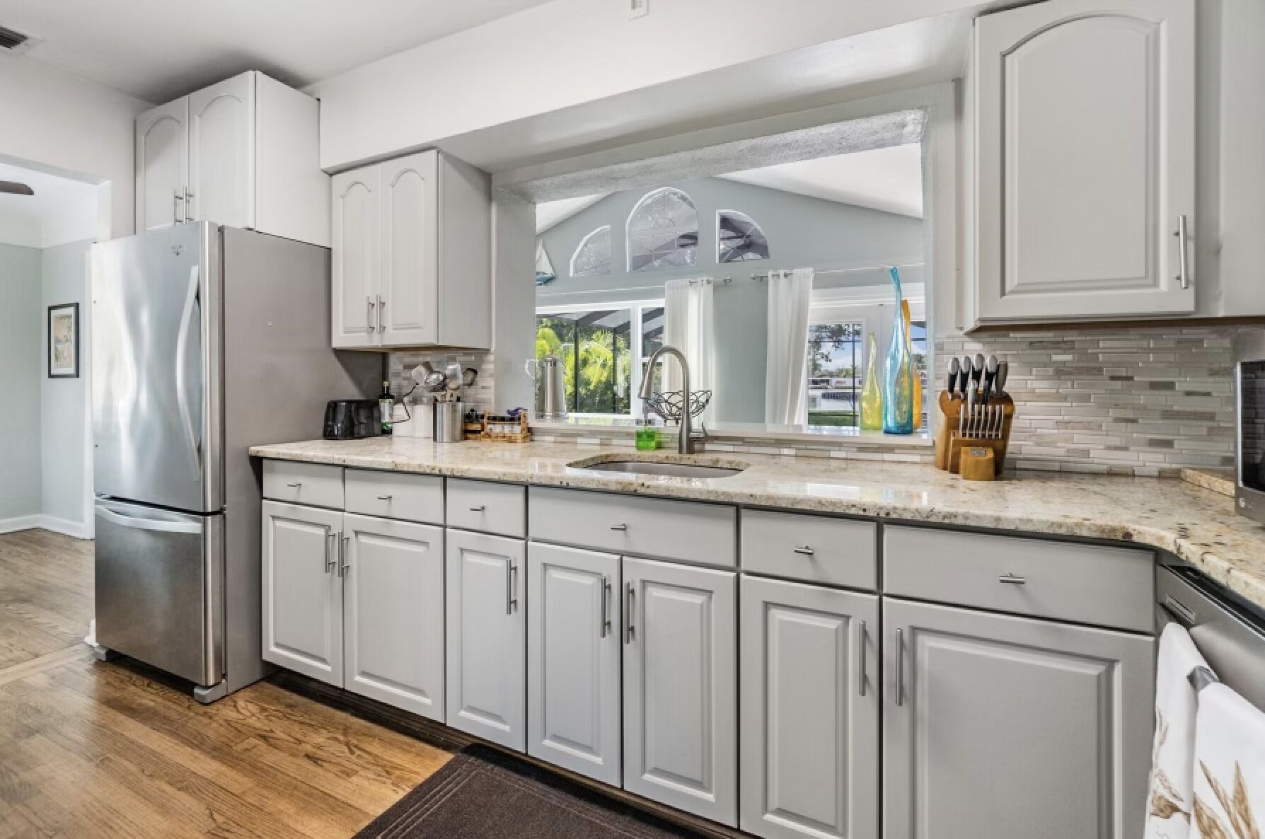 Geladeira, micro-ondas, fogão, cooktop