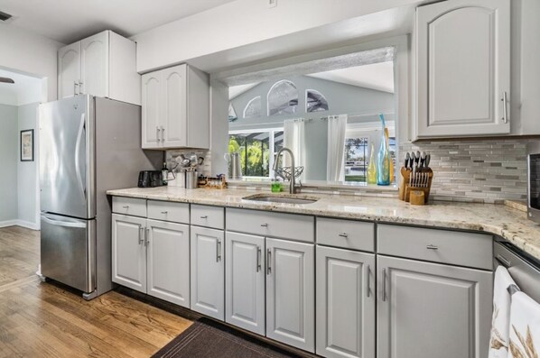 冰箱、微波炉、烤箱、炉灶