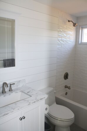 Ensemble baignoire-douche, serviettes fournies, savon