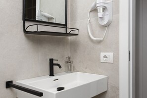 Regadera, secadora de cabello, bidet, toallas 