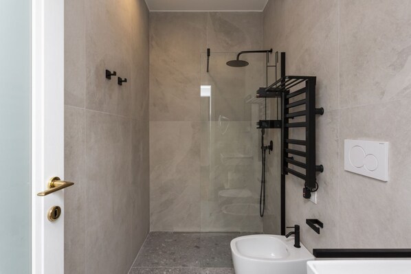 Dusche, Haartrockner, Bidet, Handtücher
