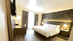Chambre, 1 très grand lit | Bureau, espace de travail pour ordinateurs portables