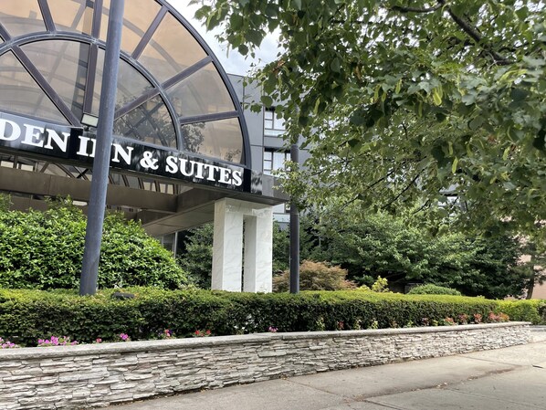 Vista frontal de la propiedad