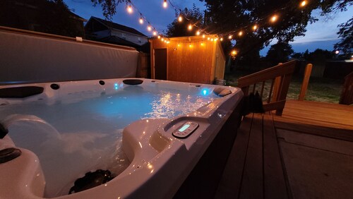 Cozy One Bedroom Cottage Getaway!