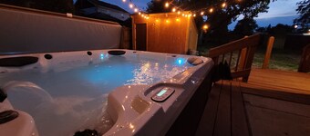 Cozy One Bedroom Cottage Getaway!