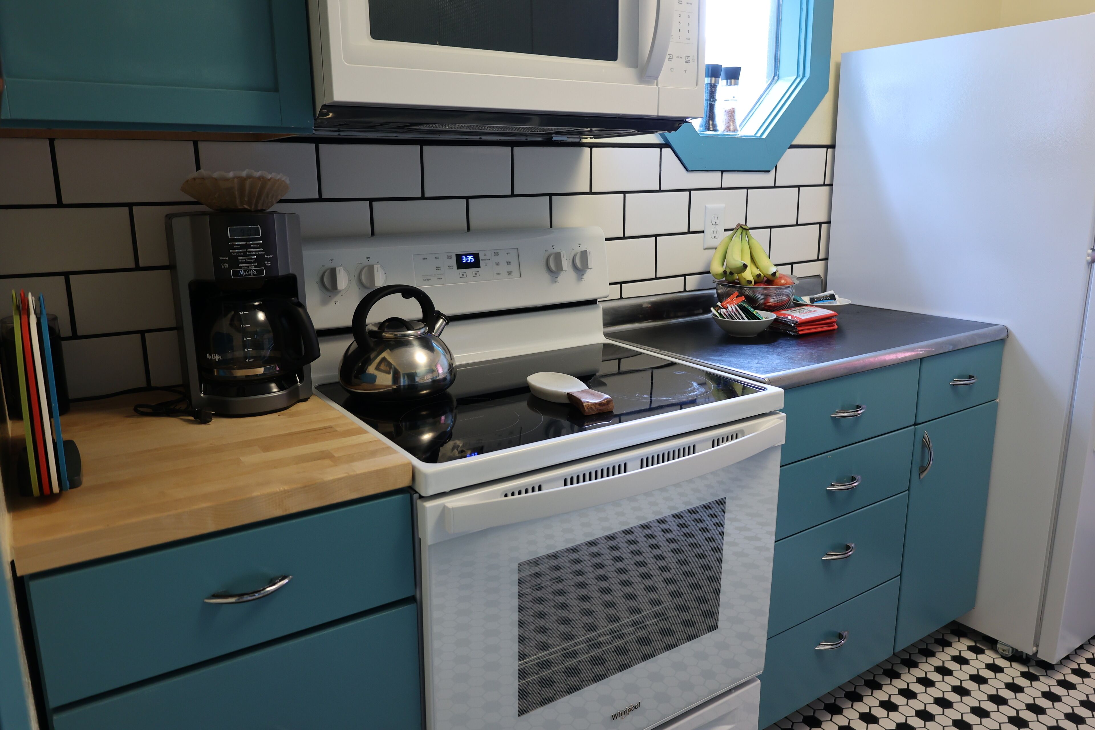 Réfrigérateur, micro-ondes, four, plaque de cuisson