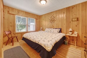 2 bedrooms, free WiFi, bed sheets - PRISTINE ROUND LAKE WITH EXPANSIVE LAKE VIEWS.  (Round Lake Centre)