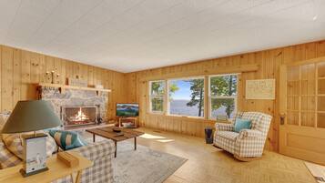 Älytelevisio, DVD-soitin, kirjoja