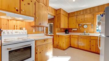 Jääkaappi, uuni, liesi, kahvin-/teenkeitin