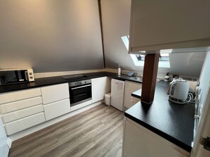 Køleskab, mikrobølgeovn, ovn, kogeplade