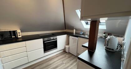 Glastonbury Secret Retreat - 1 BD Split-Level Holiday Let Apartment, Sleeps 3