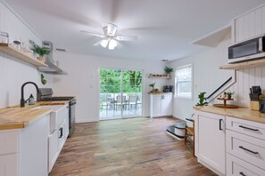 Fridge, microwave, oven, stovetop - The Creekside Cabin/rail trail/tubing/ 3 bed/ 1 bath (Pequea)