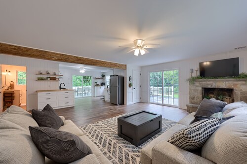 The Creekside Cabin/rail trail/tubing/ 3 bed/ 1 bath