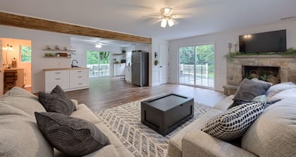 The Creekside Cabin/rail trail/tubing/ 3 bed/ 1 bath