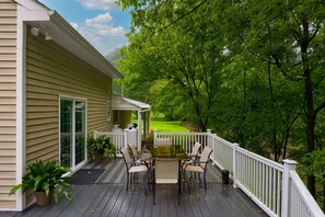 Outdoor dining - The Creekside Cabin/rail trail/tubing/ 3 bed/ 1 bath (Pequea)