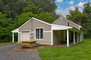 Exterior - The Creekside Cabin/rail trail/tubing/ 3 bed/ 1 bath (Pequea)