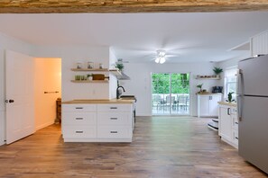 Frigorífico, microondas, horno y placa de cocina