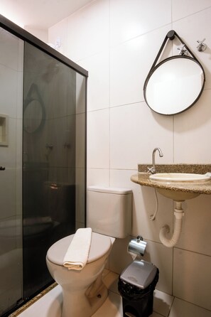 Standard Room | Bathroom | Shower, free toiletries, towels - Marezzi Hotel (Aracaju)