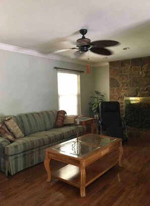 TV - Private large 3 BR 2 BA, pool, Sleeps to 10 (Pensacola)