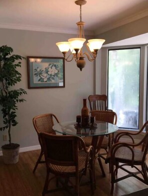 Dining - Private large 3 BR 2 BA, pool, Sleeps to 10 (Pensacola)