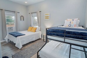 Íbúð (2 Bedrooms) | 2 svefnherbergi, vinnuaðstaða fyrir fartölvur, straujárn/strauborð