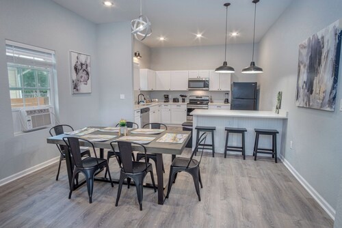 Cozy and Lovely 2BR 2BA Apt#a Near Lively Downtown