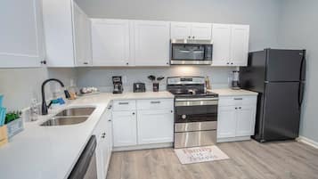 Departamento (2 Bedrooms) | Cocina privada | Microondas, horno, parrilla de estufa y utensilios de cocina