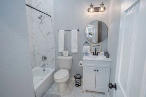 Huoneisto (2 Bedrooms) | Kylpyhuone | Suihkun ja ammeen yhdistelmä, pyyhkeet, saippua, sampoo