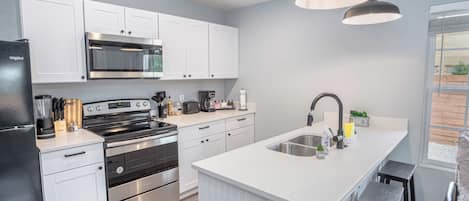 Departamento (2 Bedrooms) | Cocina privada | Microondas, horno, parrilla de estufa y utensilios de cocina