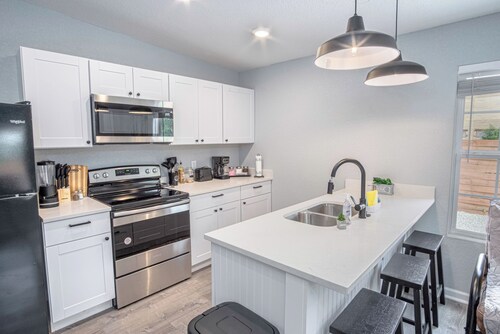 Cozy and Lovely 2BR 1BA Apt#b Near Lively Downtown