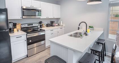 Cozy and Lovely 2BR 1BA Apt#b Near Lively Downtown