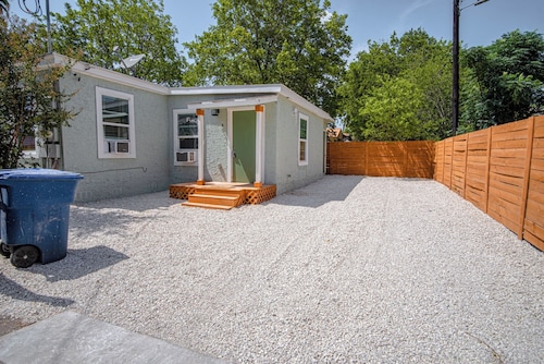 Cozy and Lovely 2BR 1BA Apt#b Near Lively Downtown