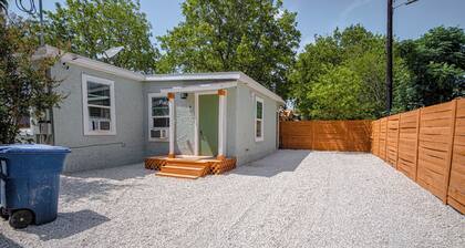 Cozy and Lovely 2BR 1BA Apt#b Near Lively Downtown