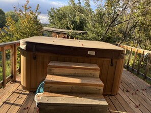Outdoor spa tub - THE TRADING POST (San Cristobal)