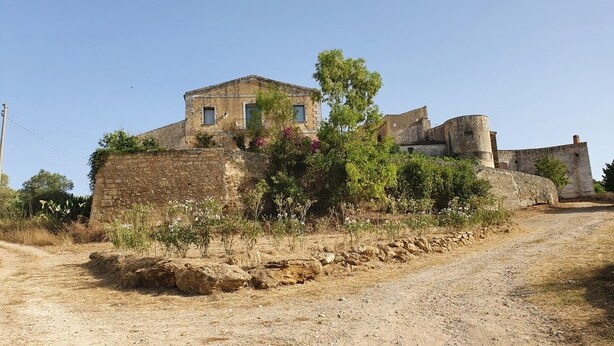 A rustic stone building with a small balcony, surrounded by dry vegetation and a dirt path. - Rustic Sicilian hamlet area Partinico / Alcamo/ Balestrate (Partinico)