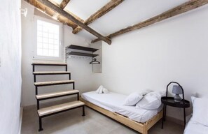 2 habitaciones, tabla de planchar con plancha y ropa de cama