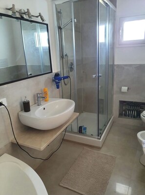 Bañera, bañera de hidromasaje, secador de pelo, bidet