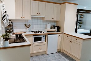 Frigorífico, microondas, placa de cocina y lavavajillas