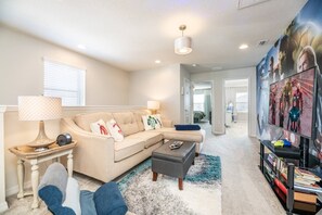 Smart-TV, Kamin, Videospiele, Bücher