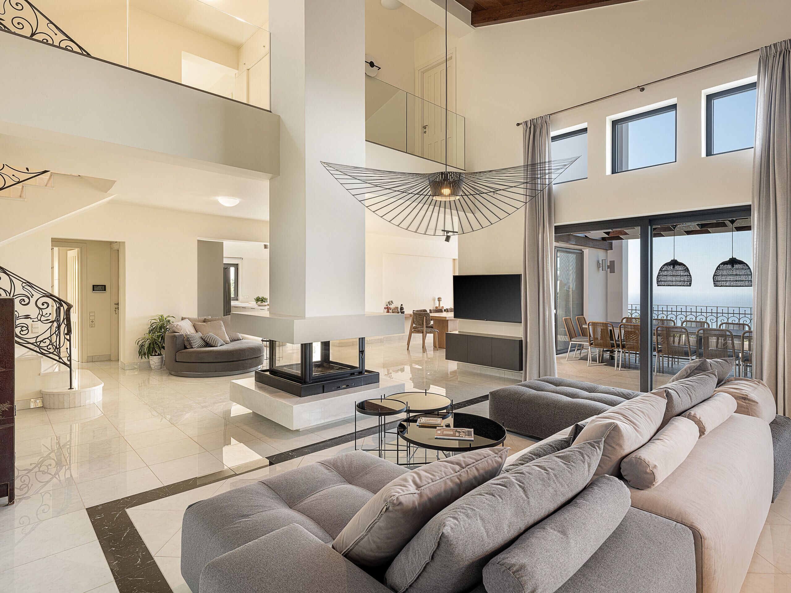 Fernseher, Kamin, Tischtennisplatte