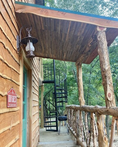 Private 14 acre Creek side Cabin and close to Lake