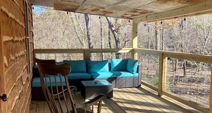 Private 14 acre Creek side Cabin and close to Lake