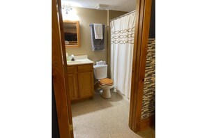 Combined shower/bathtub, towels, soap, shampoo - Picture perfect views next to lake and trails (Mexico)