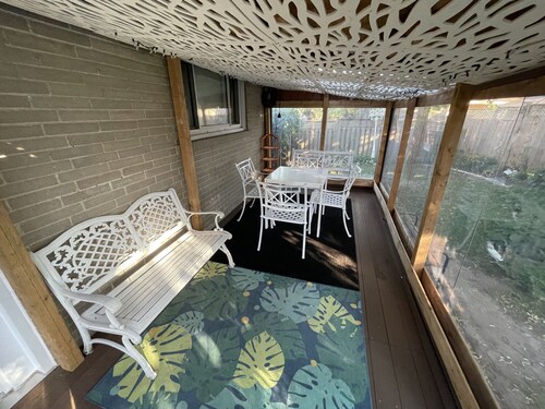 Guest house+entire main floor+4rooms+5beds+2washroom+free parking+near amenities