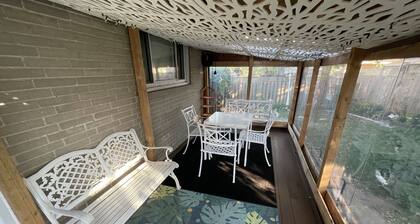 Guest house+entire main floor+4rooms+5beds+2washroom+free parking+near amenities