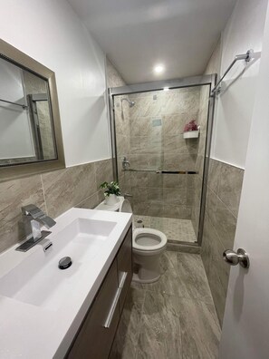 Combined shower/bathtub