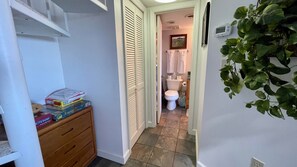 Suihkun ja ammeen yhdistelmä, hiustenkuivaaja, pyyhkeet, saippua