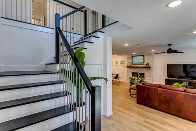 Lakefront Farmhouse style by Lake Lewisville